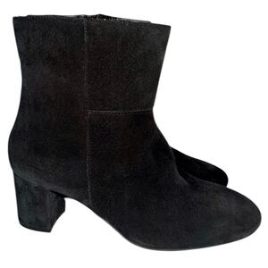 NIB Le Chateau Suede Round-Toed Heeled Ankle Bootie